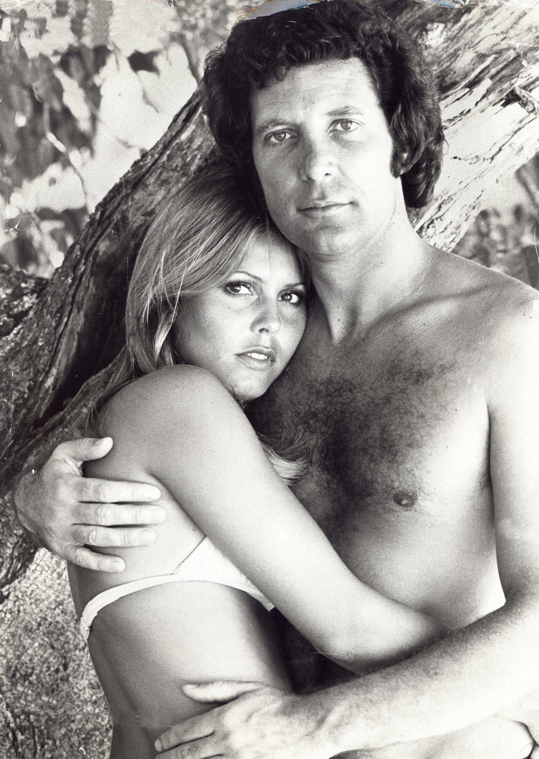 Tom Jones ja Marjorie Wallace kuvattuna yhdessä Barbadoksella.