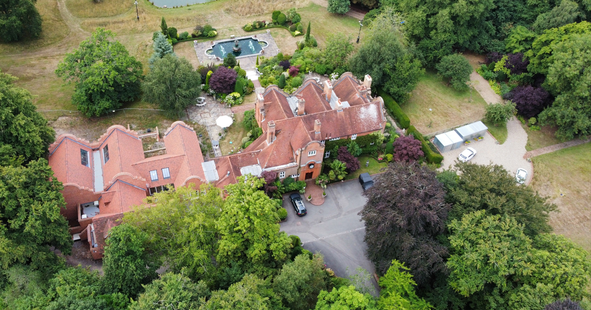 Osbournen perheen Welders House -kartano sijaitsee Buckinghamshiressa Englannissa.