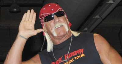 Mies viiksillä ja aurinkolaseissa. Hulk Hogan. Kuva: AOP