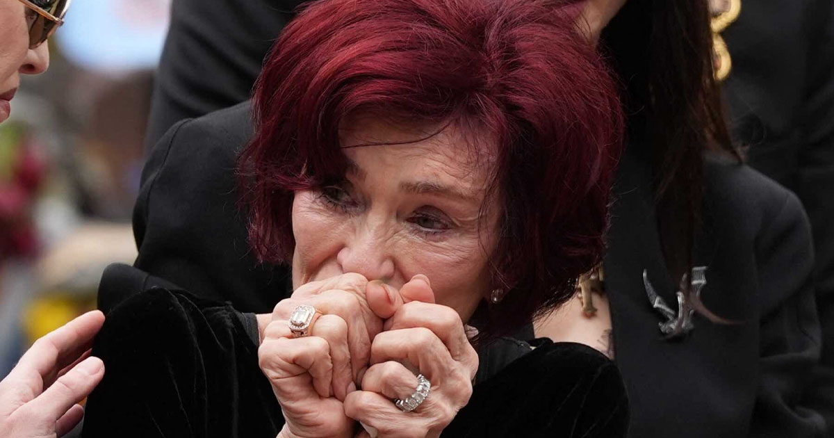 Sharon Osbourne kuvattuna Ozzyn hautajaisissa.