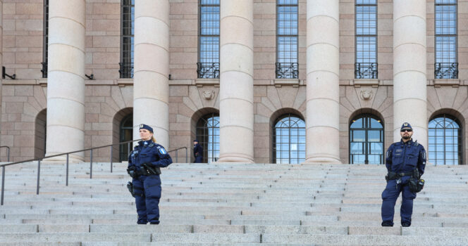 Poliisi tiedotti Eduskuntatalolla tapahtuneesta kuolemasta tiistaina.