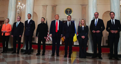 EU-komission puheenjohtaja Ursula von der Leyen, Ison-Britannian pääministeri Keir Starmer, Suomen tasavallan presidentti Alexander Stubb, Ukrainan presidentti Volodymyr Zelenskyi, Yhdysvaltain presidentti Donald J. Trump, Ranskan presidentti Emmanuel Macron, Italian pääministeri Giorgia Meloni, Saksan liittokansleri Friedrich Merz ja Naton pääsihteeri Mark Rutte.