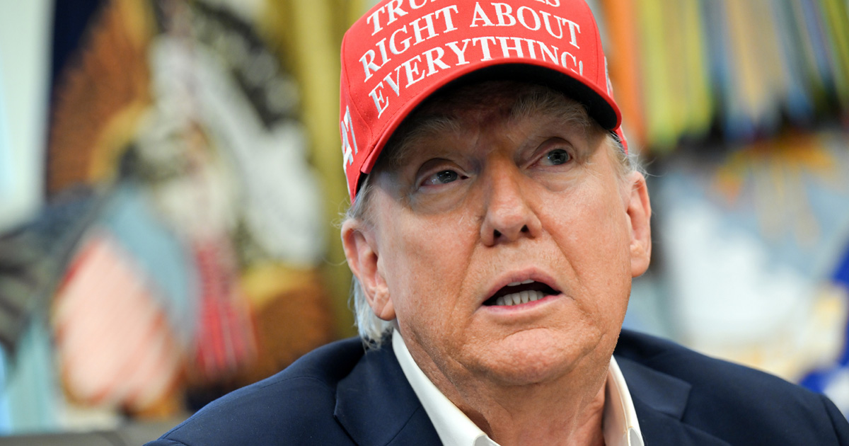 Trump yritti peitellä kättään selvästi lehdistötilaisuudessa.