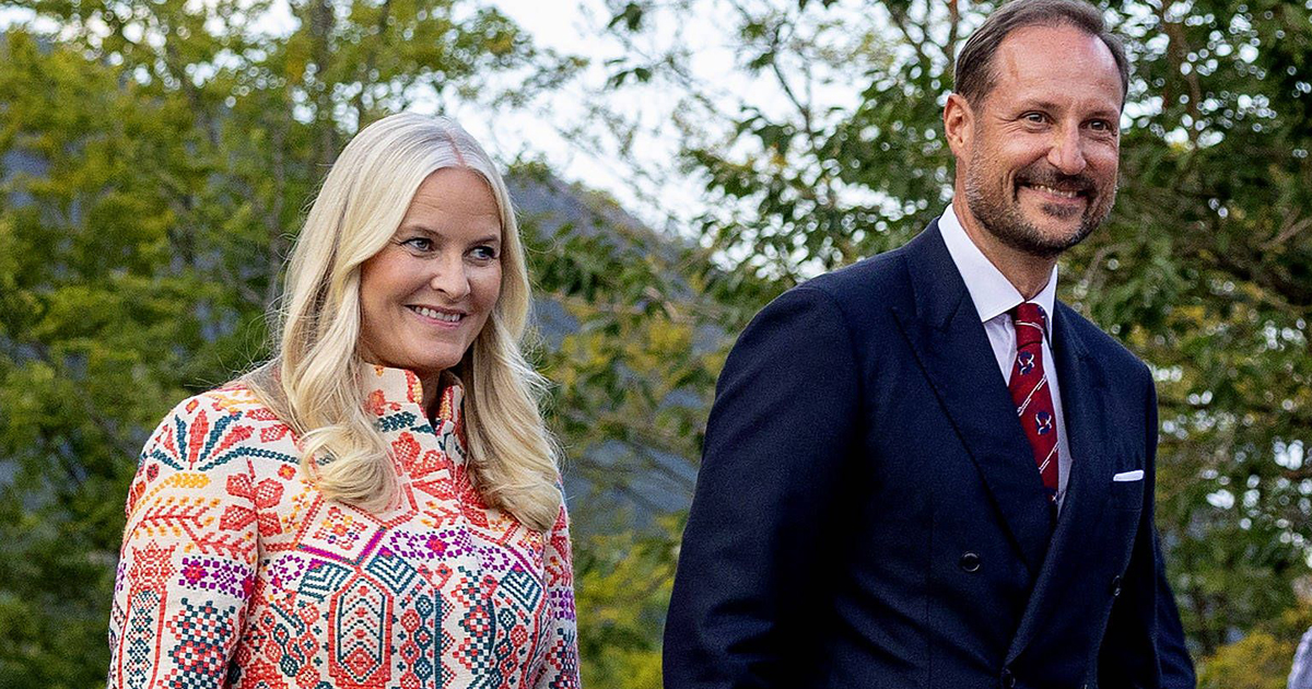Kruununprinsessa Mette-Marit saa kylmää vettä niskaansa gallupeissa.