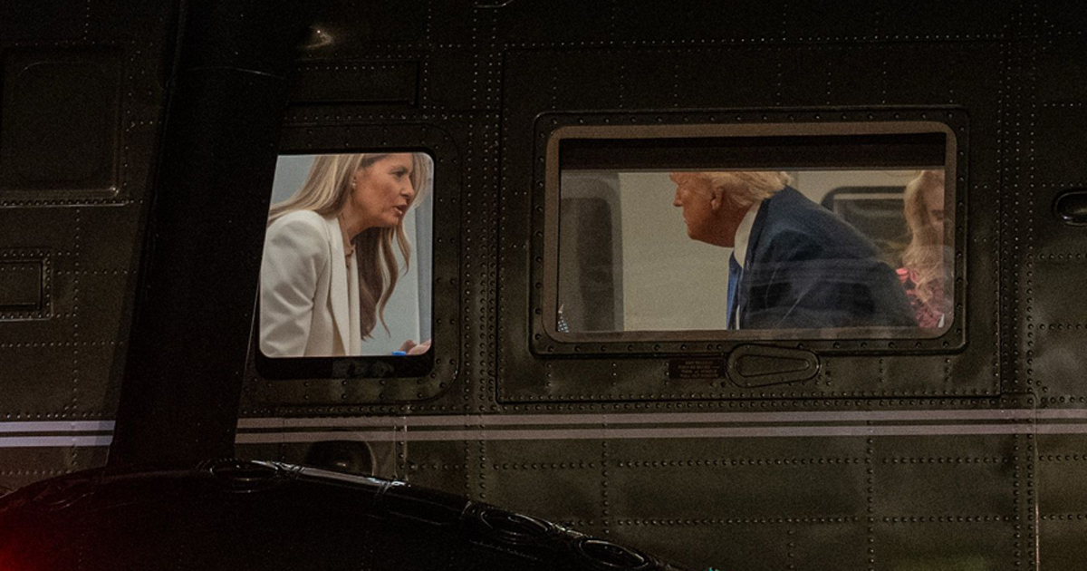 Donald Trumpin nähtiin heristävän sormea vaimolleen Melanialle helikopterin sisällä.