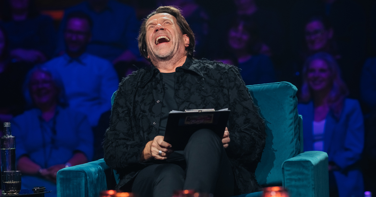 Mikko Kuustonen tuurasi sairaalaan joutunutta Katja Ståhlia Elämäni biisissä.