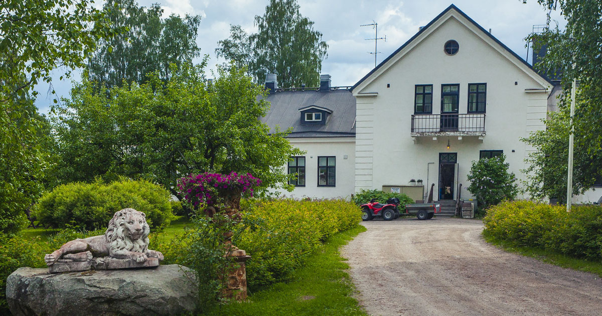 Vain elämää -ohjelman kaikki kaudet kahta lukuun ottamatta on kuvattu Satulinnassa.