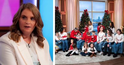 Sue Radford (vas.) perheineen (oik.)