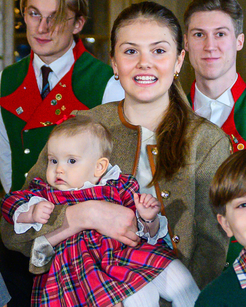 Prinsessa Estelle piteli kummitytärtään prinsessa Inestä sylissä.