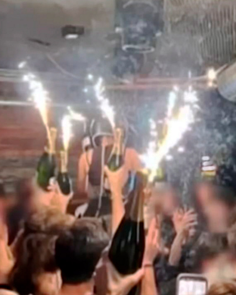 Le Constallation yökerhon tulipalossa kuoli 40 ihmistä ja loukkaantui ainakin 100.