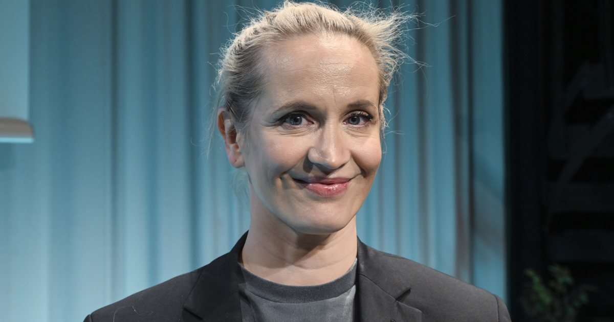 Maija Vilkkumaa värjäsi hiuksensa vuosien pohdinnan jälkeen vaaleiksi.