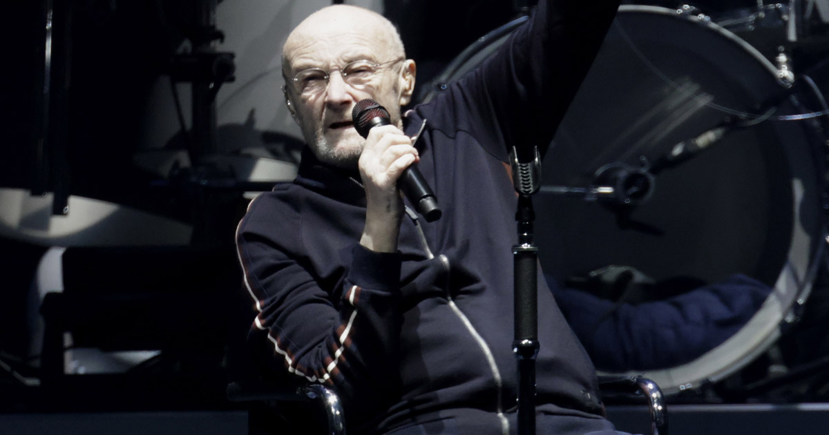 Phil Collins esiintyi istuen Genesis -yhtyeen viimeisellä keikalla vuonna 2022.