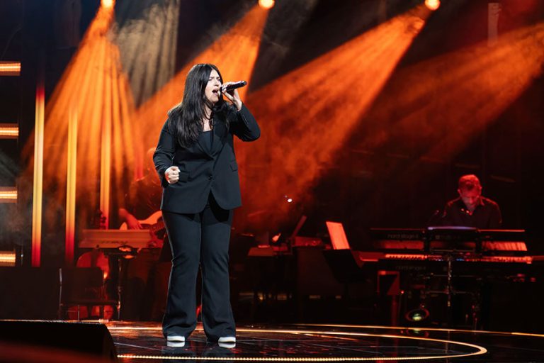 jenni-vartiainen-murtuu-kyyneliin-the-voice-of-finlandissa