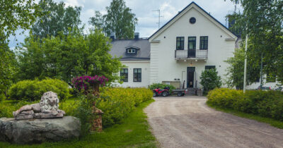 Vain elämää -ohjelmasta tutun Satulinnan myyntihinta on romahtanut liki 1,8 miljoonalla eurolla.