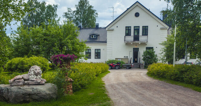 Vain elämää -ohjelmasta tutun Satulinnan myyntihinta on romahtanut liki 1,8 miljoonalla eurolla.