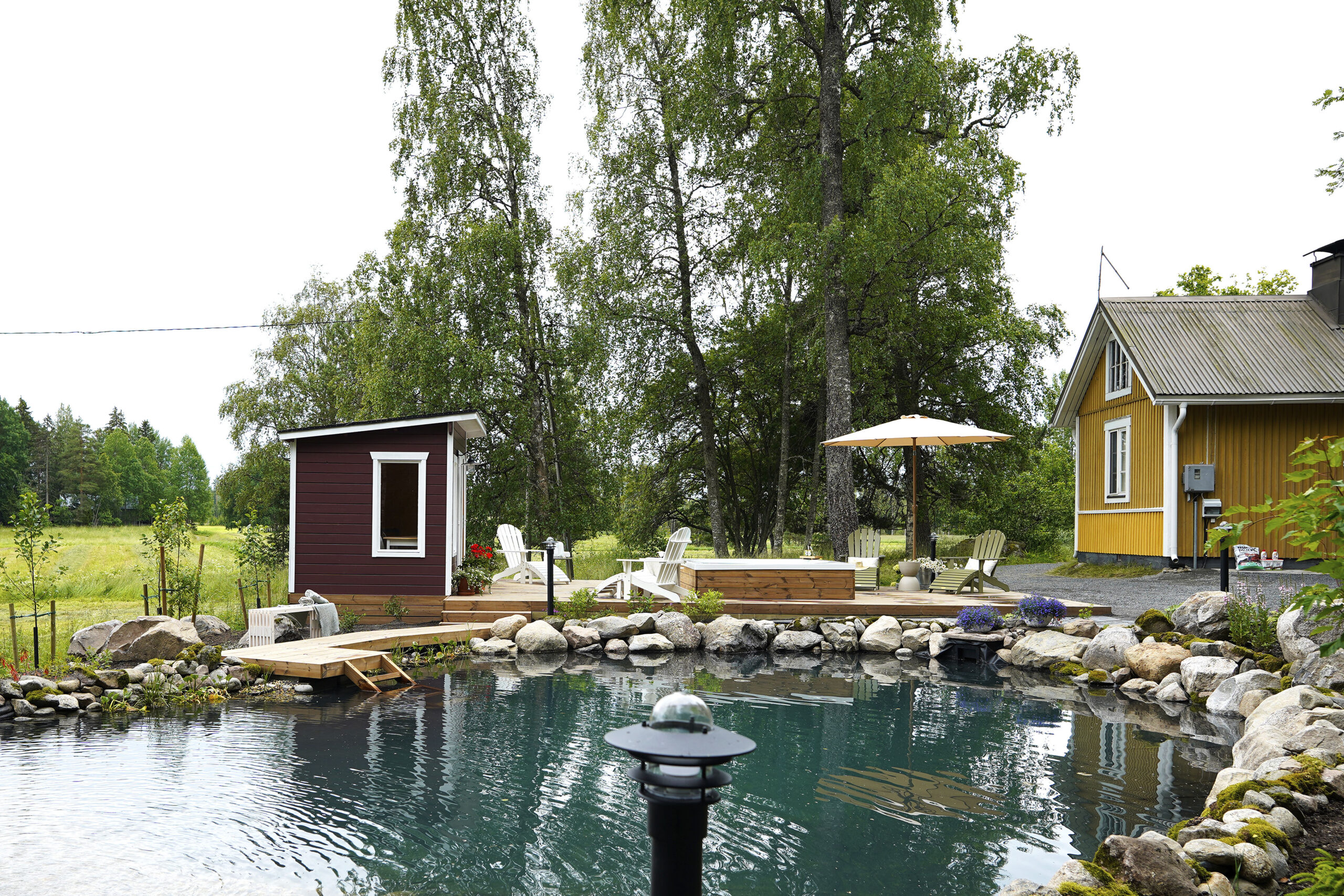 Anna-Maija Tuokon ja Kari Heiskasen mökin pihaan tehtiin remontissa uimalampi.