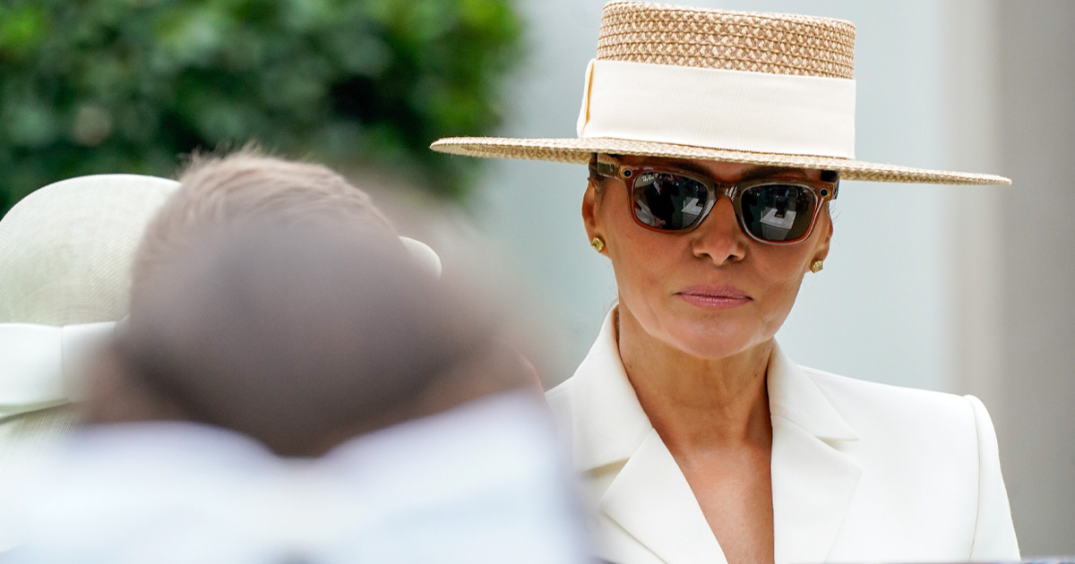 Melania Trumpin pukeutuminen puhuttaa.