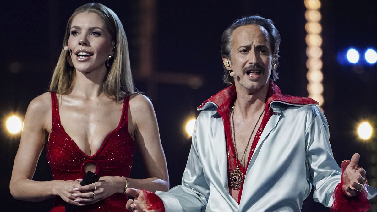 Victoria Swarovski juontaa Euroviisuja yhdessä Michael Ostrowskin kanssa Wienissä.