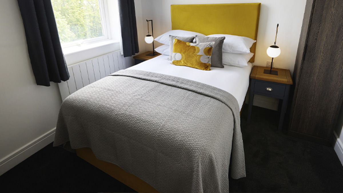 Monissa hotelleissa pedatun sängyn päälle on asetettu ylimääräinen viltti.