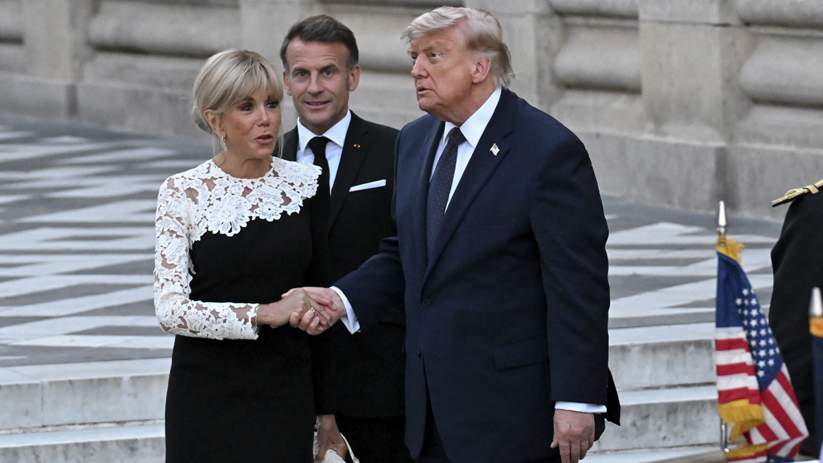 Donald Trumpin ja Brigitte Macronin tapaaminen puhuttaa.