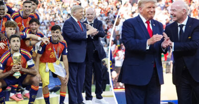 Fifan puheenjohtaja Gianni Infantino yritti toistuvasti pyytää Trumpia alas lavalta kohutilanteessa.