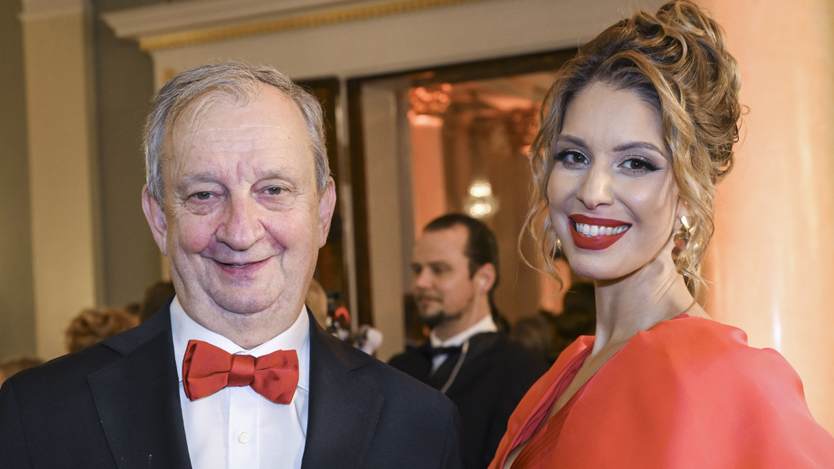 Hjallis Harkimo teki romanttisen eleen ja nimesi veneen Jasmine Pajarin mukaan.