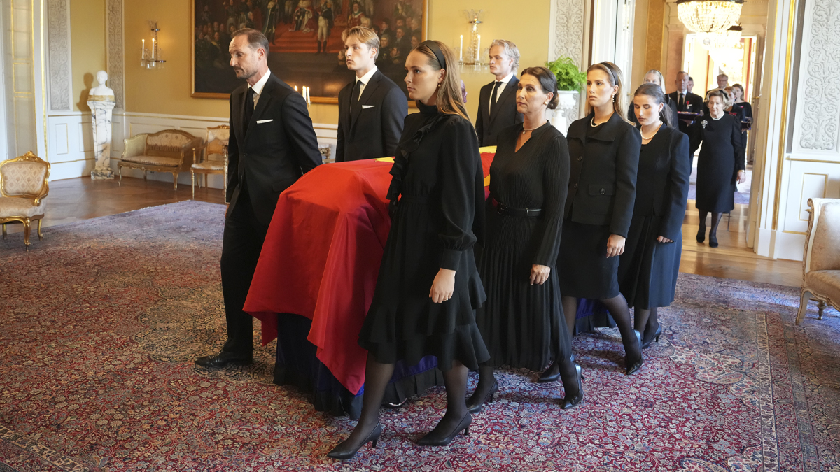 Kuninkaallinen perhe kantoi kuningas Haraldin arkun maanantaina kuninkaallisen linnan kappeliin.