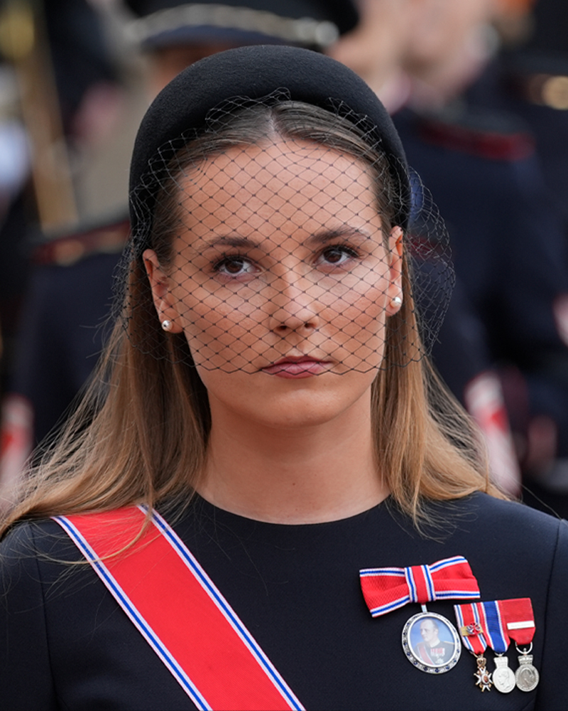 Kruununprinsessa Ingrid Alexandralla oli päässään suruhuntu.