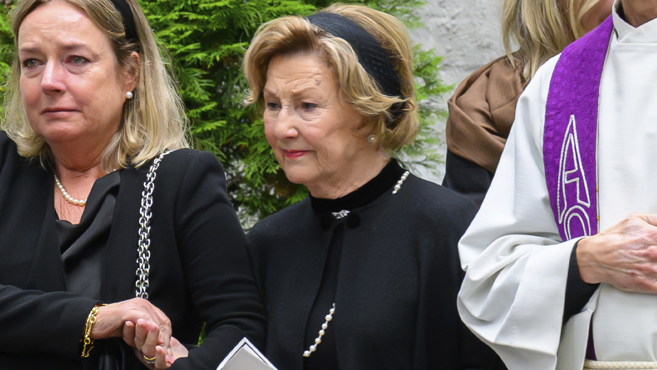 Hovi käytti kuningatar Sonjan uutta "kuningasäiti" titteliä ensimmäisen kerran prinsessa Astridin hautajaisten yhteydessä.