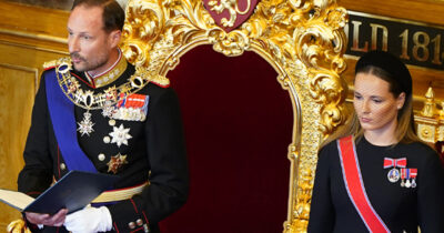 Kuningas Haakon VIII vannoo valan Norjan suurkäräjillä