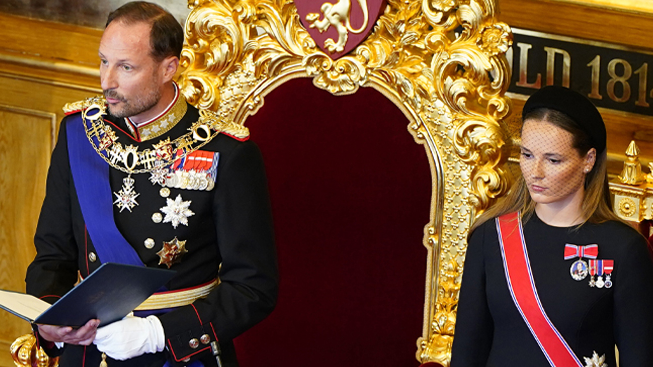 Kuningas Haakon VIII vannoo valan Norjan suurkäräjillä