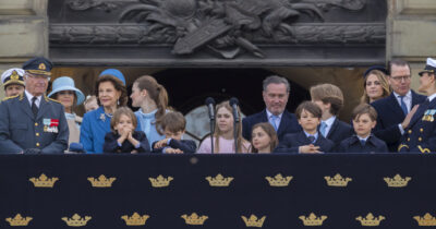Ruotsin kuningasperhe parvekkeella