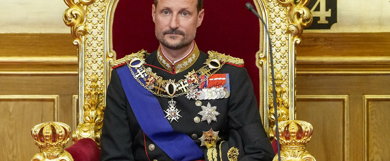Kuningas Haakon VIII johtaa valtioneuvoston istuntoa Oslon kuninkaanlinnassa