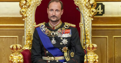Kuningas Haakon VIII johtaa valtioneuvoston istuntoa Oslon kuninkaanlinnassa