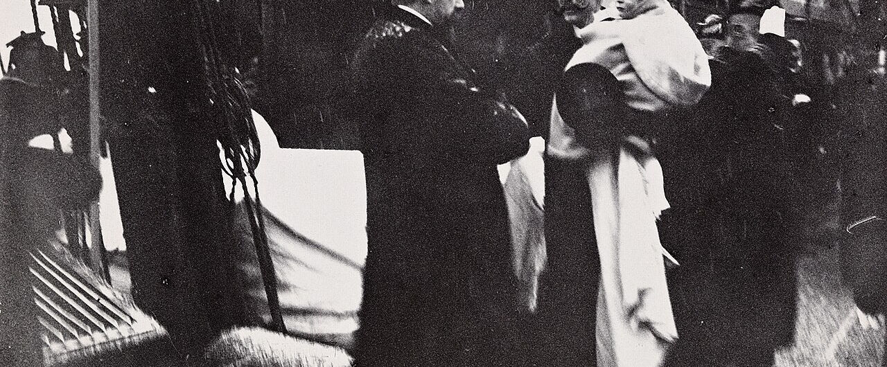 Kuningas Haakon VII saapuu Norjaan vuonna 1905 prinssi Olav sylissään