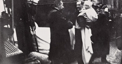 Kuningas Haakon VII saapuu Norjaan vuonna 1905 prinssi Olav sylissään
