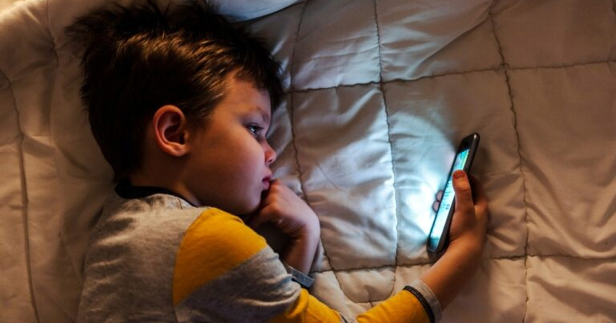 Liten gutt på mobilen