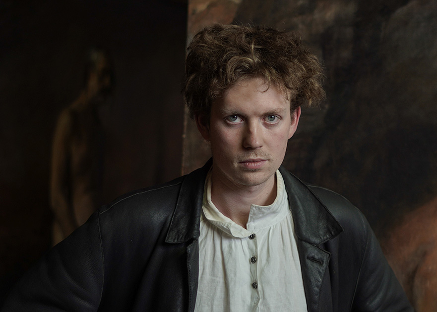 Sønnen til den norske kunstneren Odd Nerdrum, Öde Spildo Nerdrum, i sin fars atelier i Stavern.
