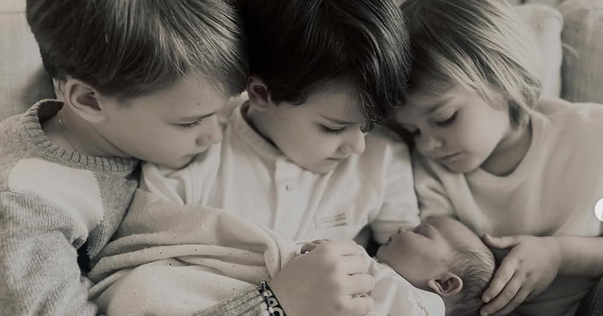 Prinsesse Sofia og Prins Carl Philips flokk med barn.
