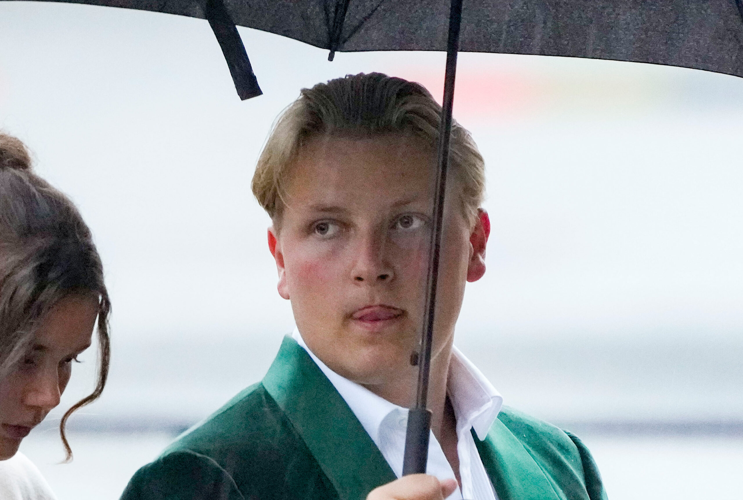 Prins Sverre Magnus og Amalie Giæver MacLeod på vei til temafest på Hotel Union i Geiranger fredag, kvelden før bryullupet prinsesse Märtha Louise og Derek Verrett.