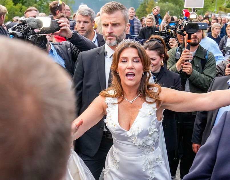 Prinsesse Märtha Louise og Durek Verret ankommer bryllupsfesten sin på Hotel Union i Geiranger lørdag.