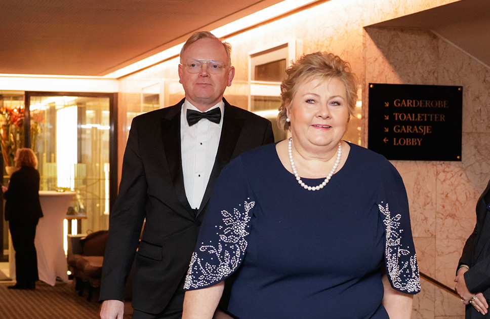 Sindre Finnes og Høyre-leder Erna Solberg ankommer nobelbanketten på Grand Hotel i Oslo i forbindelse med Nobels fredspris tirsdag.