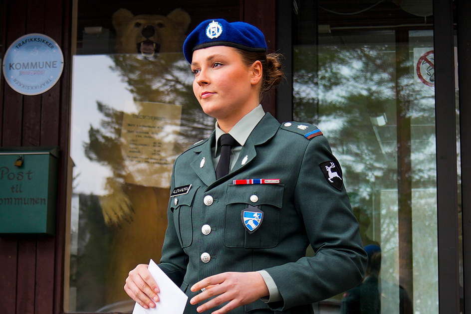 Dagen før prinsesse Ingrid Alexandra dimitterer i forsvaret, får den kongelige soldaten en Bardu og Målselvbunad i gave fra det lokale husflidlaget.