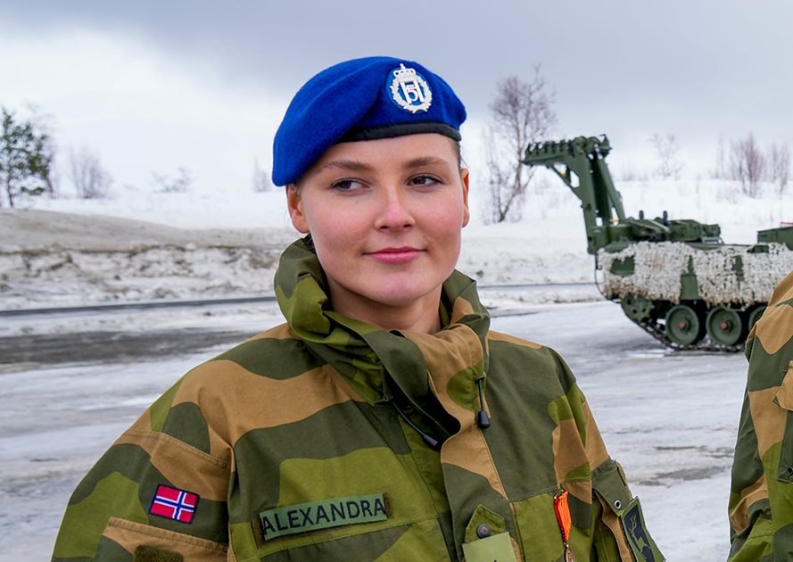Prinsesse Ingrid Alexandra på plass under en høytidelig oppstilling og utdeling av vernedyktighetsmedaljen i Skjold leir i Målselv i Troms sammen med pappa kronprins Haakon.