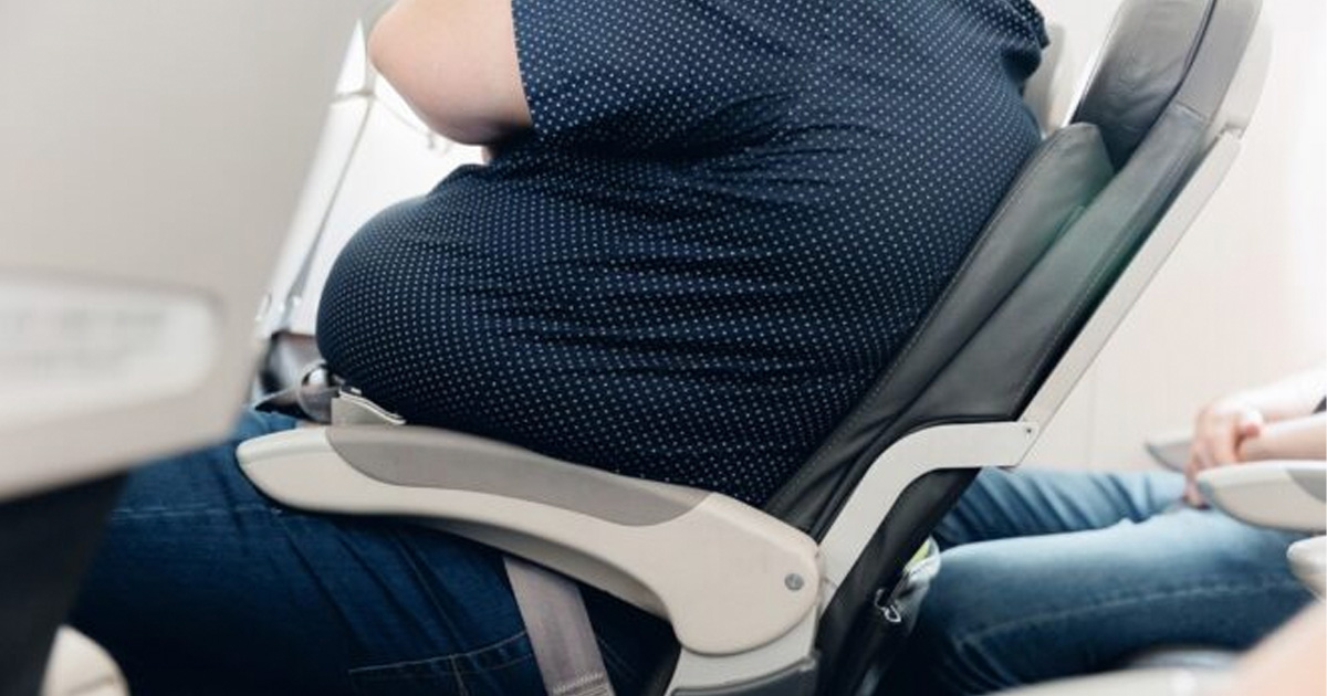 Overvektig mann på fly