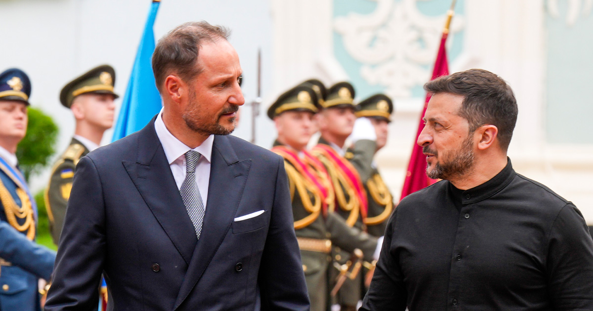 Kronprins Haakon møter president Volodymyr Zelenskyj ved St. Sofia-katedralen i Kyiv under sitt besøk til Ukraina tirsdag. Kronprinsen besøker det krigsherjede landet for å understreke Norges støtte til landet