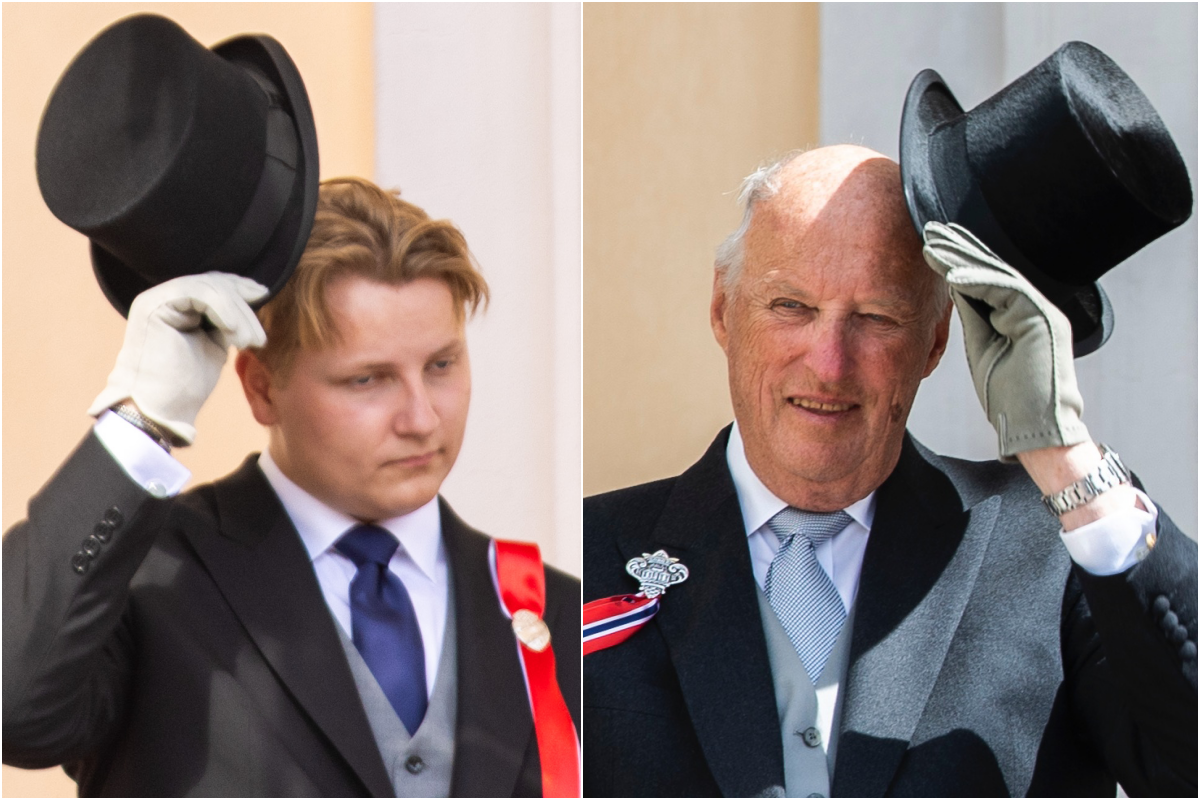 Prins Sverre Magnus og Kong Harald på slottsbalkongen.