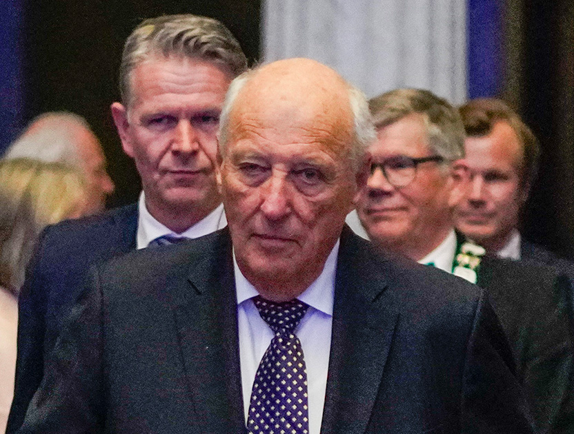 Kong Harald ser sliten ut.