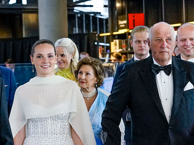 Prinsesse Ingrid Alexandra og kong Harald ankommer middagen i forbindelse med Regjeringens festarrangement i forbindelse med prinsesse Ingrid Alexandras myndighetsdag på Deichman Bjørvika, Oslos hovedbibliotek.