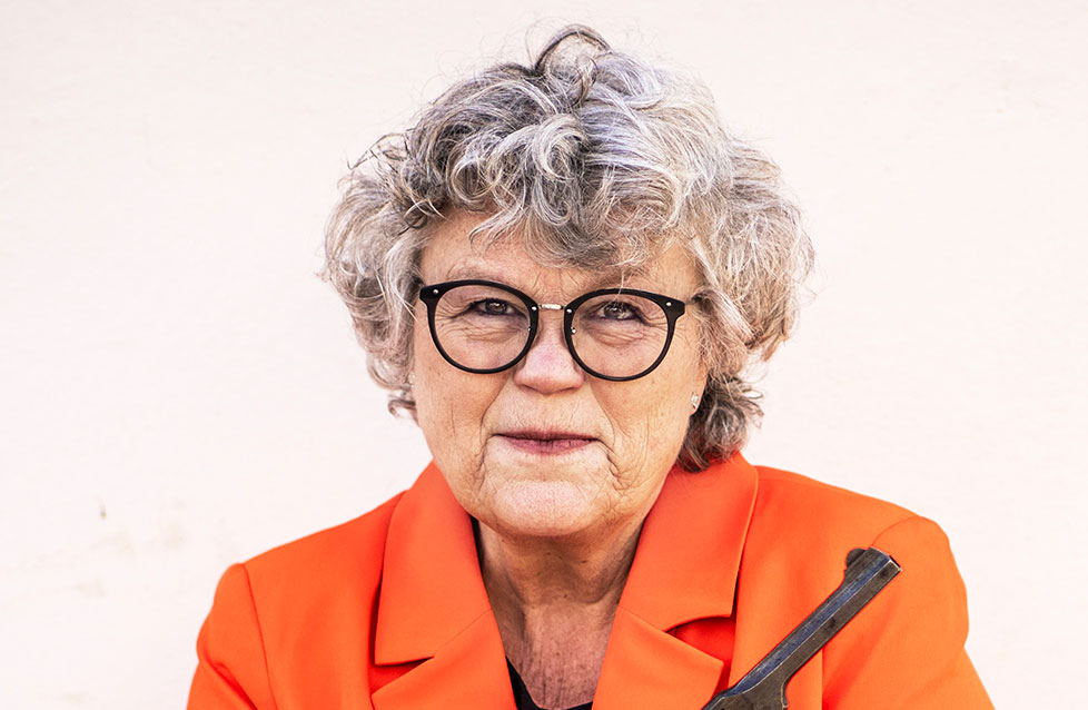 Forfatter Alnne Holt mottar Rivertonprisen, «Den gyldne revolver», Prisen deles ut årlig av Rivertonklubben for det beste arbeid innen norsk kriminallitteratur.
